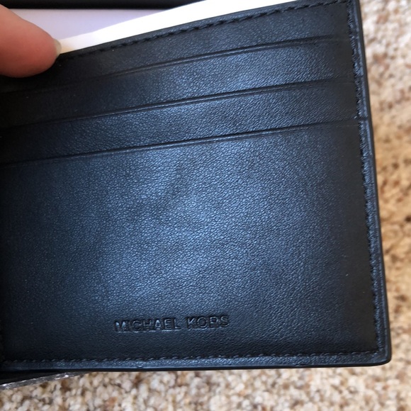 Michael Kors Andy Wallet - Picture 5 of 8